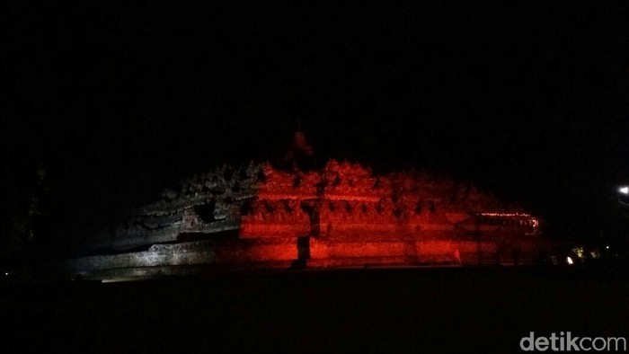 Malam Ini, Candi Borobudur Mulai Disinari Lampu Oranye