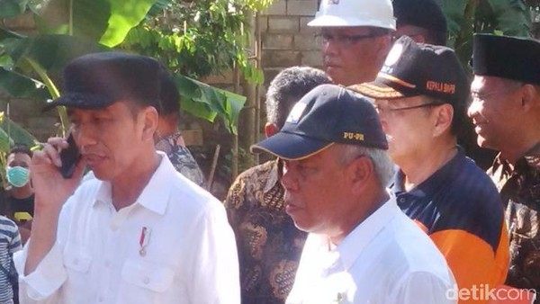 Momen Jokowi Kunjungi Pacitan yang Dilanda Banjir dan Longsor