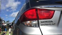 Honda juga tak mau ketinggalan ambil bagian dalam segmen ini. Tahun 2014 Honda meluncurkan Mobilio. Mobilio cukup menjanjikan. Penjualan Avanza yang tembus 200 ribu unit langsung turun hingga 162.070 unit saja. Tahun pertama Mobilio cukup manis karena bisa terjual 79.288 unit. Foto: Dadan Kuswaraharja