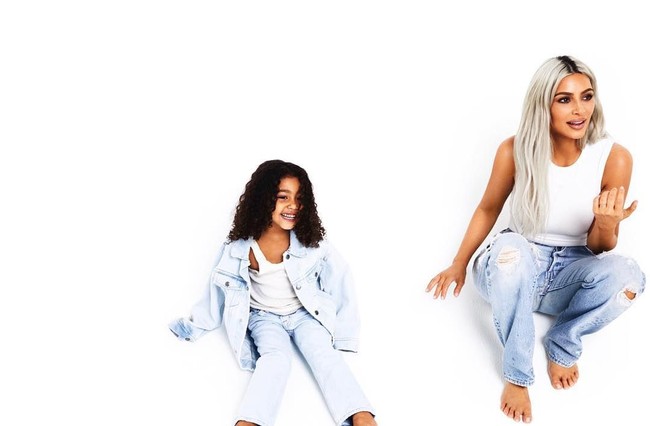 Ada pula foto North yang memakai celana jeans dan kaos dalaman tanpa lengan warna putih. Jaket jeans menambah kesan yang stylish. Foto: Dok. Instagram