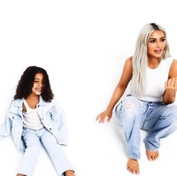 Ada pula foto North yang memakai celana jeans dan kaos dalaman tanpa lengan warna putih. Jaket jeans menambah kesan yang stylish. Foto: Dok. Instagram