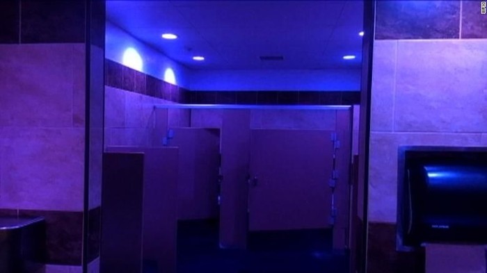 Toilet SPBU Ini Pasang Lampu Biru untuk Lawan Penyalahgunaan Narkoba