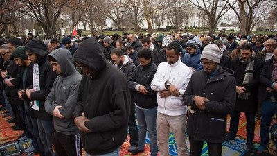 Foto: Momen Saat Warga Muslim AS Salat Jumat di Depan Gedung Putih