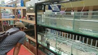 Lokasinya yang berada di dalam mall membuat pameran ini cukup banyak dikunjungi oleh masyarakat. Beberapa di antara mereka ada yang membeli, tapi ada juga yang hanya sekadar melihat-lihat (Tri Ispranoto/detikTravel)