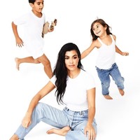 Sementara di foto lain terlihat Kourtney Kardashian dan tiga anaknya yang memakai celana jeans dan setelan serba putih. Mereka terlihat ceria di foto tersebut. Foto: Dok. Instagram