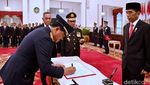 Saat Jokowi Tepuk Pundak dan Bimbing Sumpah Panglima Hadi Tjahjanto