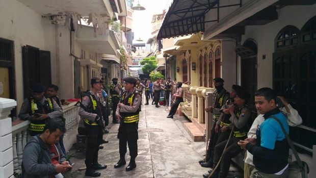 Polisi berjaga di kawasan Ampel Kembang