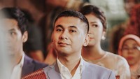 Raditya Dika tampak gagah mengenakan kemeja putih dan jas berwarna biru muda. Ulos warna merah marun diletakkan di atas bahu kanannya.  Foto: dsrdbride/ instagram