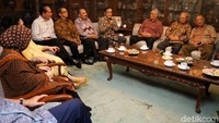 Suasana pertemuan para sesepuh Golkar di kediaman Titiek. Sebelumnya, Titiek menyatakan siap maju sebagai Ketum Golkar. Ia mengaku, keluarga besar Soeharto prihatin terhadap situasi di Golkar saat ini.