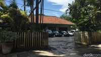 Bentuk pagar rumah Cendana masih terjaga bentuknya sejak dulu. Pagar-pagar ini tak terlalu tinggi dan dicat berwarna kuning. (Foto: Nur Indah/detikcom)