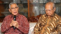 Akbar Tandjung berbincang dengan para sesepuh Golkar.