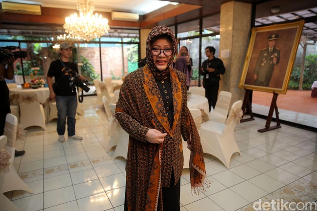 Ia kembali memakai hijab dan busana bernuansa batik di tahun 2017, saat ia mengundang sesepuh Golkar ke rumahnya.  Foto: Agung Pambudhy