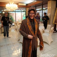 Ia kembali memakai hijab dan busana bernuansa batik di tahun 2017, saat ia mengundang sesepuh Golkar ke rumahnya.  Foto: Agung Pambudhy
