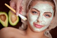Hilangkan Jerawat dan Sel Kulit Mati dengan 7 Racikan Masker Alami Ini