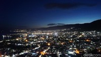 Menikmati Luwuk di kala malam, menghadirkan suasana syahdu tersendiri. Kotanya tenang, damai rasanya dipandang. Traveler mseti coba juga kalau liburan ke Luwuk. (Wahyu/detikTravel)