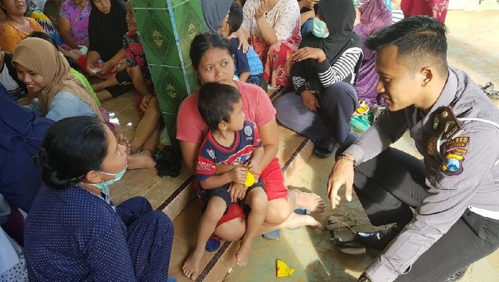 Ngajak Nyanyi, Cara Polisi Hilangkan Trauma Anak Pengungsi Pacitan