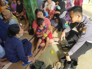 Ngajak Nyanyi, Cara Polisi Hilangkan Trauma Anak Pengungsi Pacitan