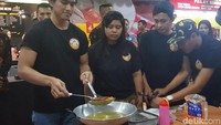 Setelah 3 menit digoreng dalam minyak panas sedang, nugget pisang jadi kuning keemasan. Saatnya diangkat dan ditiriskan.Foto: Odilia Winneke