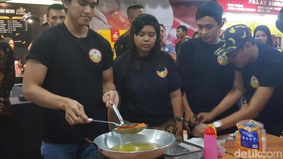Begini Cara Kaesang Pangarep Menggoreng Pisang Kesayangan