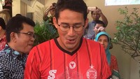 Salah satu makanan yang dibeli Sandiaga adalah keripik tempe. Dia pun sempat bercanda dengan penjualnya. (Arief Ikhsanudin/detikcom)