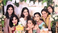 Lewat akun Instagram pribadi, Nabila mengatakan tema babyshower-nya dibumbui dengan flamingo. Ini suasana kemeriahan suasana babyshower Nabila Syakieb.  Foto: Instagram