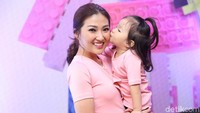 Putri pasangan Ruben Onsu dan Sarwendah, Thalia, nampak menemani sang ibunda.  Foto: Palevi/ detikHOT