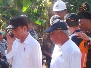 Jokowi Kunjungi Kampung SBY di Pacitan yang Terkena Banjir