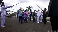 Kemudian, Hadi kembali melewati pedang pora bersama istrinya.