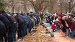 Foto: Momen Saat Warga Muslim AS Salat Jumat di Depan Gedung Putih
