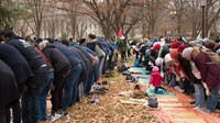 Sajadah digelar di taman dekat Gedung Putih dan ibadah Salat Jumat dilakukan. Foto: AFP PHOTO/Mari Matsuri