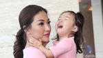 Hot Mom! Sarwendah Pose Bareng Putri Kesayangan