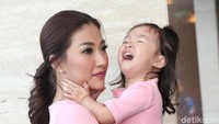 Kok Thalia tiba-tiba nangis sih? Foto: Palevi/ detikHOT