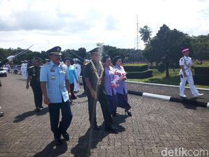 Pedang Pora di Upacara Pisah-Sambut Jenderal Gatot dan Marsekal Hadi
