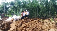 Di sana, Jokowi melalui timnya memberikan bantuan kepada warga secara simbolis. Jokowi kemudian menuju ke tanggul Sungai Grindulu yang jebol. Di situ, Jokowi melihat-lihat keadaan yang ada.