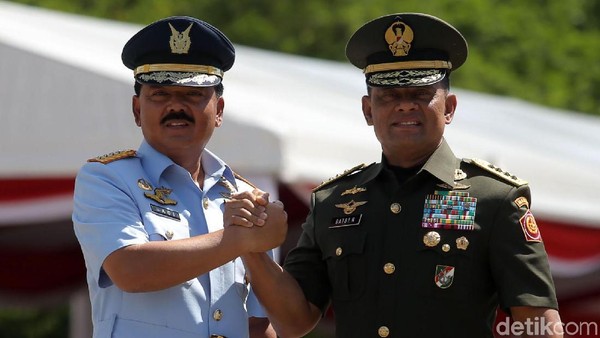 Gatot Serahkan Tongkat Komando Panglima TNI ke Hadi Tjahjanto