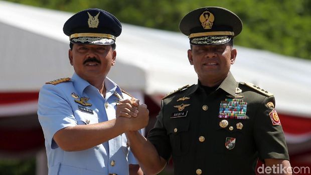 Marsekal TNI Hadi Tjahjanto telah dilantik sebagai Panglima TNI. Hari ini, Hadi menerima 'tongkat komando' Panglima TNI dari Jenderal Gatot Nurmantyo.