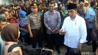 Hanya 15 menit di lokasi, Jokowi yang didampingi Menteri Pekerjaan Umum dan Perumahan Rakyat (PUPR) Basuki Hadimuljono langsung melanjutkan perjalanan.