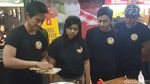 Begini Cara Kaesang Pangarep Menggoreng Pisang Kesayangan