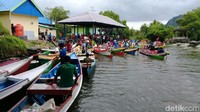 Di sini, hiasan makanan tidak dibawa ke Masjid, melainkan diarak di sepanjang sungai yang selama ini menjadi daya tarik wisatawan di lokasi itu. (Moehammad Bakrie/detikcom)
