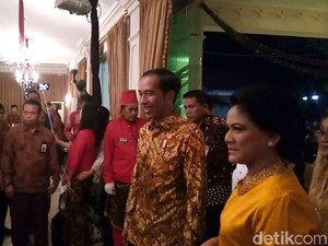 Jokowi dan Keluarga Kompak Hadiri HUT ke-50 Batik Danar Hadi di Solo