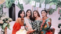 Sahabat-sahabatnya turut memeriahkan dengan suasana senada.  Foto: Instagram