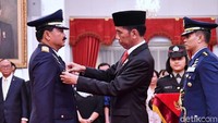 Sementara itu, Marsekal Hadi Tjahjanto mendapat promosi dari KSAU menjadi Panglima TNI. Nama Yuyu disebut-sebut akan menjadi suksesor Hadi. (Foto: Laily Rachev - Biro Pers Setpres)