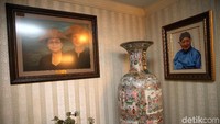 Foto Soeharto dan Ibu Tien terpajang di sejumlah ruangan.