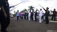 Setelah mengantar Gatot dan istrinya keluar, Hadi dan istri kembali ke gedung Jenderal Sudirman. Tiba di depan gerbang, Hadi menerima laporan dari prajurit jaga.