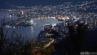 Teluk Lalong adalah teluk yang menjadi wajah terdepan Kota Luwuk. Teluk inilah yang membuat perairan Luwuk teduh, dan relatif tidak diterpa ombak besar. (Wahyu/detikTravel)
