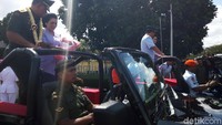Gatot dan istri beserta Hadi dan istrinya naik ke mobil jip terbuka secara terpisah dan keluar dari kompleks Mabes diiringi tepuk tangan dari prajurit TNI yang berjajar di pinggir jalan. Gatot turut dikalungi bunga.