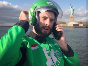 Anton Go-Jek Bule Narik Penumpang Pakai Ferrari di Miami