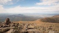 Mount Washington merupakan puncak tertinggi di timur laut AS, lokasinya ada di kawasan White Mountain National Forest, Kota Sargents Puchase, New Hampshire. Mount Washington dengan tinggi sekitar 1.916 mdpl ini cuacanya sungguhlah ekstrem, benar-benar berbeda dengan gunung lainnya (Randy/detikTravel)