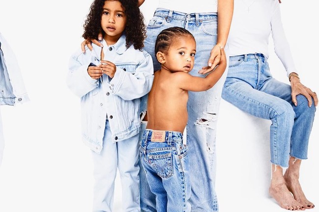 Tahun ini, kartu Natal klan Kardashian-Jenner tampaknya lebih kasual. Tanpa gaun dan jas, mereka memiliki memakai jeans dan baju putih. Hal tersebut terlihat dari sneak peek yang dibagikan oleh Kim Kardashian di media sosialnya. Foto: Dok. Instagram