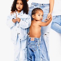 Tahun ini, kartu Natal klan Kardashian-Jenner tampaknya lebih kasual. Tanpa gaun dan jas, mereka memiliki memakai jeans dan baju putih. Hal tersebut terlihat dari sneak peek yang dibagikan oleh Kim Kardashian di media sosialnya. Foto: Dok. Instagram